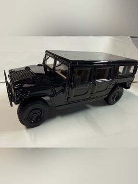 Black Die-Cast Hummer-Style SUV Model - Collectible Display Vehicle